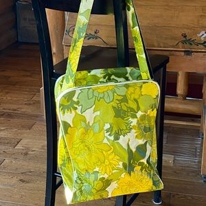 Vintage- look, retro look green floral travel bag zip top large outside pocket